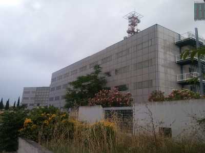 La struttura era stata costruita per ospitare un grande centro ospedaliero. Si parlava (nel 2009) di uno spostamento l� di alcuni reparti del Policlinico o dell�ipotesi di trasferirci il centro della "Fondazione Salvatore Maugeri" presente a Cassano delle Murge